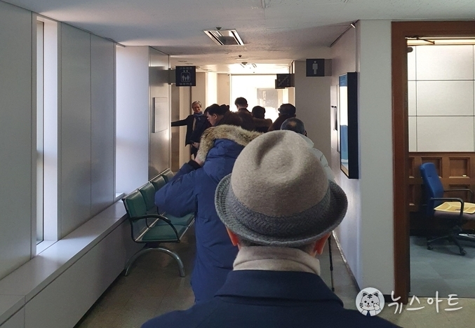 공판을 마친 뒤 재판정 복도를 가득 채운 사람들. 법정은 취재진으로 발디딜 틈이 없었다.