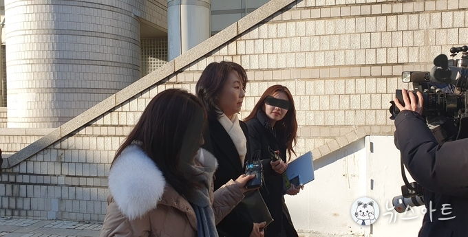 선고공판을 마치고 돌아가는 조윤선 전 문화체육부 장관