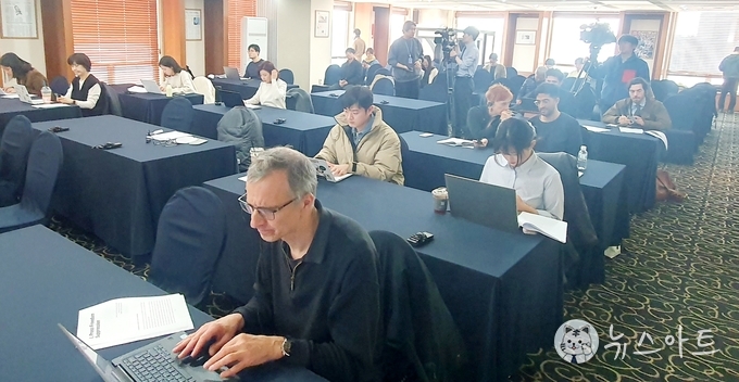 간담회 참여를 위해 도착한 기자들이 장비를 세팅 중이다.