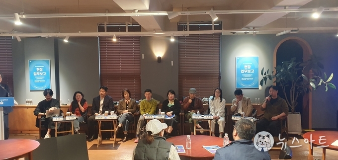 왼쪽부터, 토론자로 참석한 전웅 연출가, 방지영 국제아동청소년연극협회 이사, 엄동열 상상마루대표, 홍승희 홍컴퍼니 대표, 최진환 댄스프로젝트그룹 딴 딴따 단 대표, 김예림 평론가, 윤현종 무지카 엑스 마키나 대표, 신예슬 평론가, 천재헌 공연연출가, 국악연주단 불세출 배정찬 대표