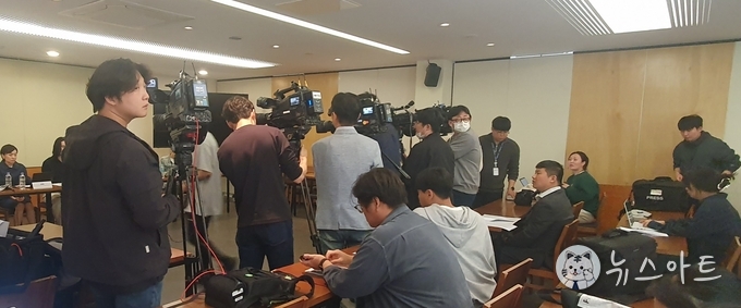 최근 하이브-어도어 사태에 대한 언론의 관심은 높았다. 토론장을 꽉 채운 각 방송사의 카메라들.