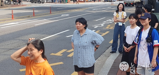 어어 저 트럭... 아이고, 아니 어디까지 가는 거야? 진짜 고라니 아냐? 아 웃겨죽겠네 정말... ㅋㅋㅋㅋㅋㅋㅋ