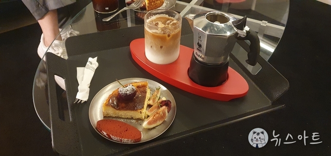 나는 디카페 아이스 라떼와 치즈케이크를 선택했다. 다른 옵션으로는 티라미슈도 있어서 살짝 갈등...