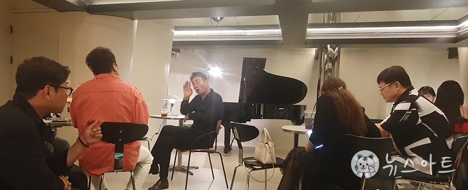 일찍부터 모인 관객들과 대화 중인 김철웅 연주자. 하필 눈감으셨네요... 죄송.