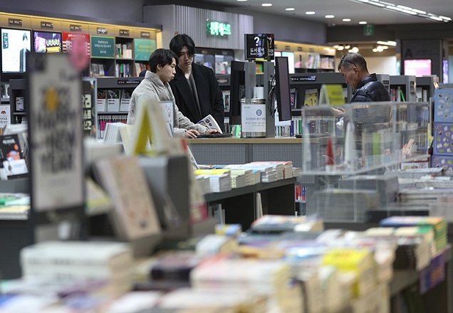 성인 10명 중 6명, 1년에 책 한권도 안읽어…종합 독서율 4.5%p ↓